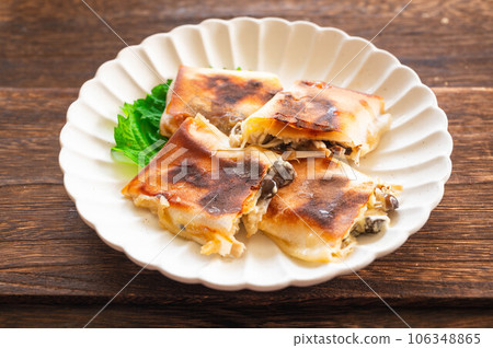 Cut mushroom cheese spring rolls 106348865