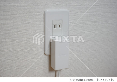 牆壁插座中的智能手機充電器 牆壁插座中的智能手機充電器 106349719