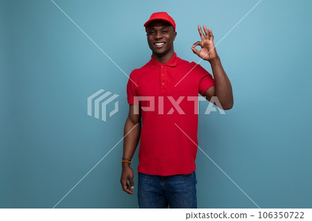 a young American man dressed in a baseball cap and cotton T-shirt uniform works for a food 106350722
