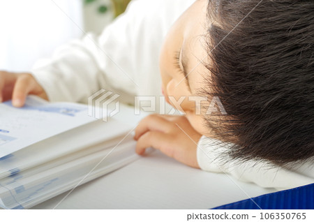 A boy who is lazy to study (elementary school student) 106350765