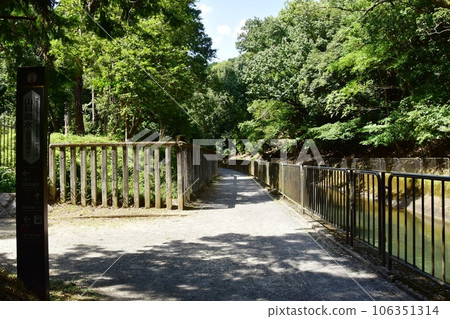 京都市琵琶湖第一運河(山科運河)天智天皇陵支路路標和散步道 京都市琵琶湖第一運河(山科運河)天智天皇陵支路路標和散步道 106351314