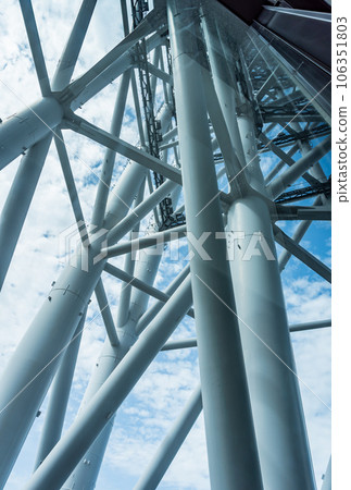 從晴空塔展望台的窗戶眺望鐵塔和天空 106351803
