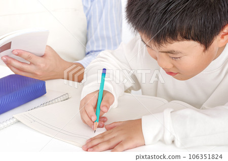A boy who studies hard and a mother who teaches A boy who studies hard and a mother who teaches 106351824