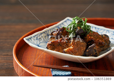 Stir fry with eggplant 106351869