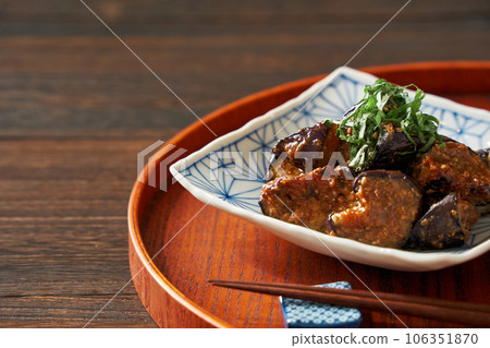 Stir fry with eggplant 106351870