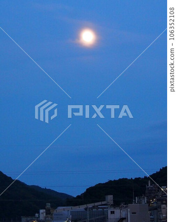 朦朧的月亮和水泥廠 106352108
