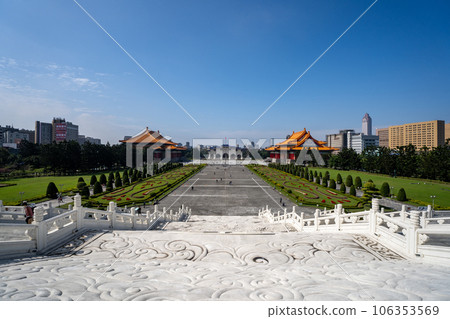 從台灣台北中正紀念堂圖書館看自由廣場 從台灣台北中正紀念堂圖書館看自由廣場 106353569