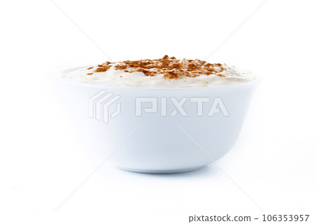 Arroz con leche. Rice pudding with cinnamon in clay bowl isolated on white background. 106353957