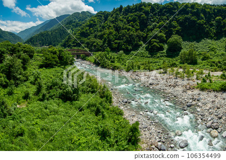 流經立山的常願寺川的美麗景色 流經立山的常願寺川的美麗景色 106354499