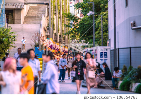The Tokyo cityscape in Japan has decreased by 6 prefectures↓. The intense heat continues... Shibuya Yokocho in front of Shibuya Station, full of ventilation measures = August 29 106354765