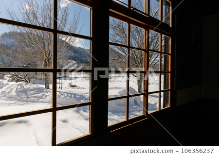 從木製校舍的窗戶看到的雪景 106356237