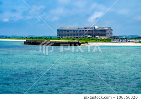 沖繩宮古島希爾頓沖繩宮古島度假村和從伊良部大橋看到的日落海灘 沖繩宮古島希爾頓沖繩宮古島度假村和從伊良部大橋看到的日落海灘 106356320