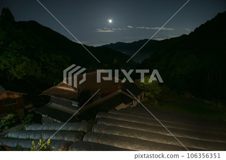從福岡縣八女市黑木町的空中茶館看到的月亮、星星和茶田 106356351