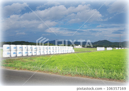 一大片田野的風景,上面裹著許多稻草卷,白色的蓋子(插畫風格) 一大片田野的風景,上面裹著許多稻草卷,白色的蓋子(插畫風格) 106357169