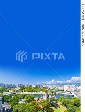 廣島和平公園和原子彈爆炸圓頂屋的高角度全景[廣島市圖片] 106357641