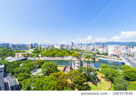 廣島和平公園和原子彈爆炸圓頂屋的高角度全景[廣島市圖片] 106357646