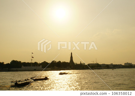 泰國曼谷湄南河沿岸的寺廟“Wat Arun”和“Wat Kanrayanamit” 106358012