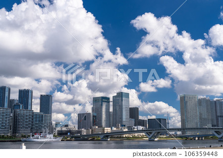 《東京》塔樓公寓鱗次櫛比,夏日天空中的東京灣地區 《東京》塔樓公寓鱗次櫛比,夏日天空中的東京灣地區 106359448