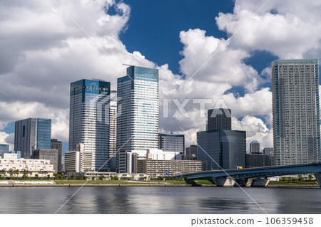 《Tokyo》 Tower apartments lined up, Tokyo Bay area in the summer sky 106359458