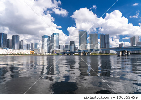 《東京》塔樓公寓鱗次櫛比,夏日天空中的東京灣地區 《東京》塔樓公寓鱗次櫛比,夏日天空中的東京灣地區 106359459