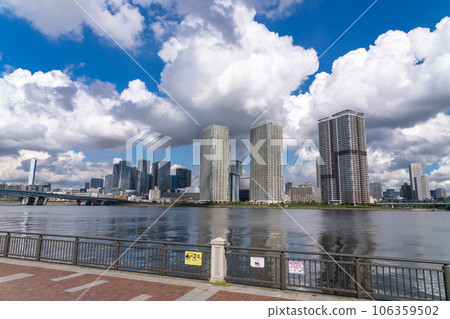 《東京》塔樓公寓鱗次櫛比，夏日天空中的東京灣地區 106359502