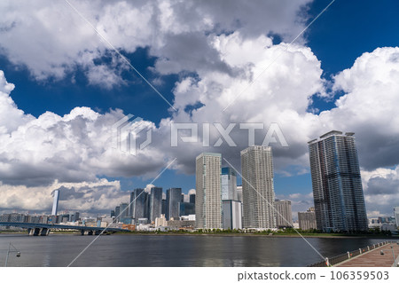 《東京》塔樓公寓鱗次櫛比，夏日天空中的東京灣地區 106359503