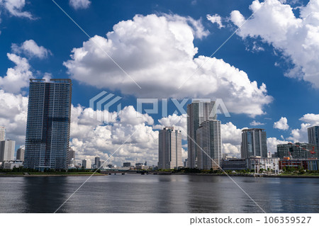 《東京》塔樓公寓鱗次櫛比，夏日天空中的東京灣地區 106359527