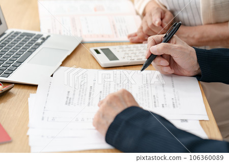 A senior couple who is going to end their life 106360089