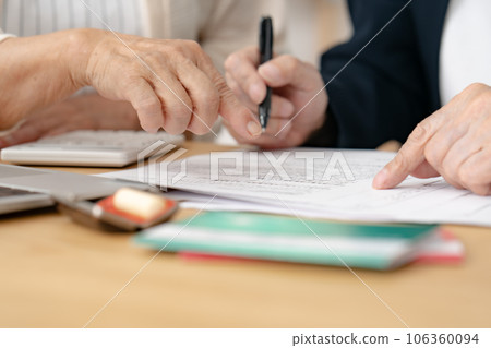一對即將結束生命的老年夫婦 一對即將結束生命的老年夫婦 106360094