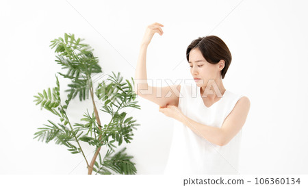 一個女人關心他的上臂 106360134