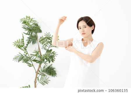 一個女人關心他的上臂 106360135