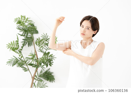 一個女人關心他的上臂 106360136