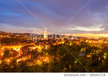 Night view of the old town of Bern in Switzerland 106361719