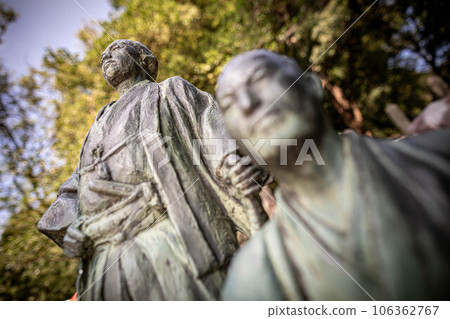 京都的夏天,京都靈山護國神社,土佐藩家坂本龍馬的銅像,前景是中岡慎太郎的銅像 京都的夏天,京都靈山護國神社,土佐藩家坂本龍馬的銅像,前景是中岡慎太郎的銅像 106362767