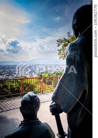 Ryoma Sakamoto and Shinta Nakaoka, feudal retainers of the Tosa clan, looking at the peaceful midsummer sky of Kyoto Basin from a distance in the summer of Kyoto, Kyoto Ryozen Gokoku Shrine. 106362776