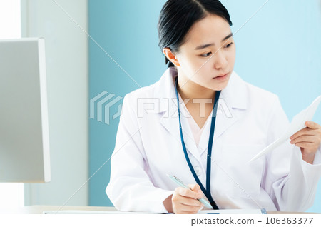 A medical worker in a white coat who performs confirmation work 106363377