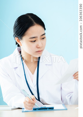 A medical worker in a white coat who performs confirmation work A medical worker in a white coat who performs confirmation work 106363390