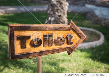 wooden sign showing way to a toilet wooden sign showing way to a toilet 106364029