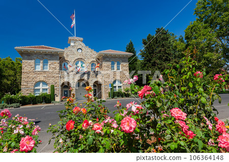 Sunny exterior view of the Sonoma City Hall 106364148
