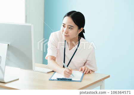 在電腦上工作的醫務人員婦女 106364571