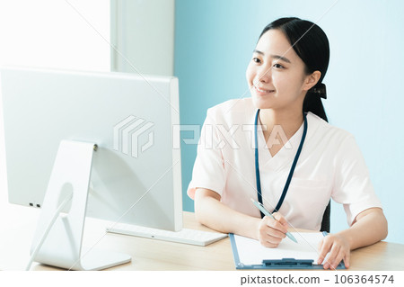 在電腦上工作的醫務人員婦女 106364574
