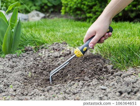 Gardening 106364651