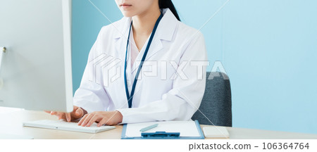 A medical worker in a white coat who performs confirmation work 106364764