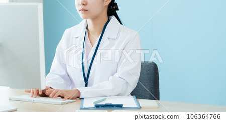 一名身穿白大褂的醫務人員正在進行確認工作 106364766