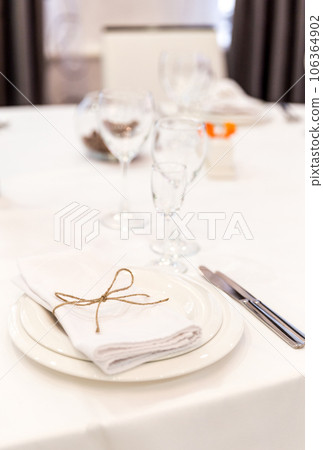Plate, forks, napkin and knife in restaurant Plate, forks, napkin and knife in restaurant 106364902