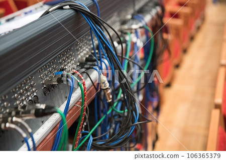 Cables Cables 106365379