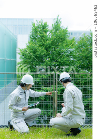 Men at work 106365462