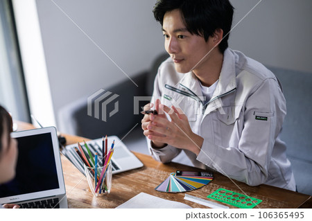 一位男工程師專心聆聽定制產品的請求 106365495