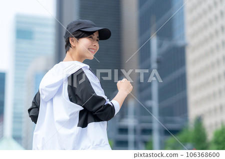 Young woman stretching before jogging in the city 106368600
