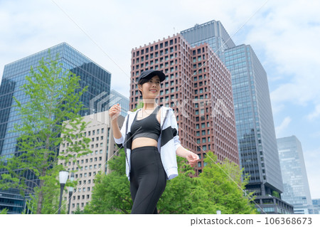 Young woman jogging in the city 106368673